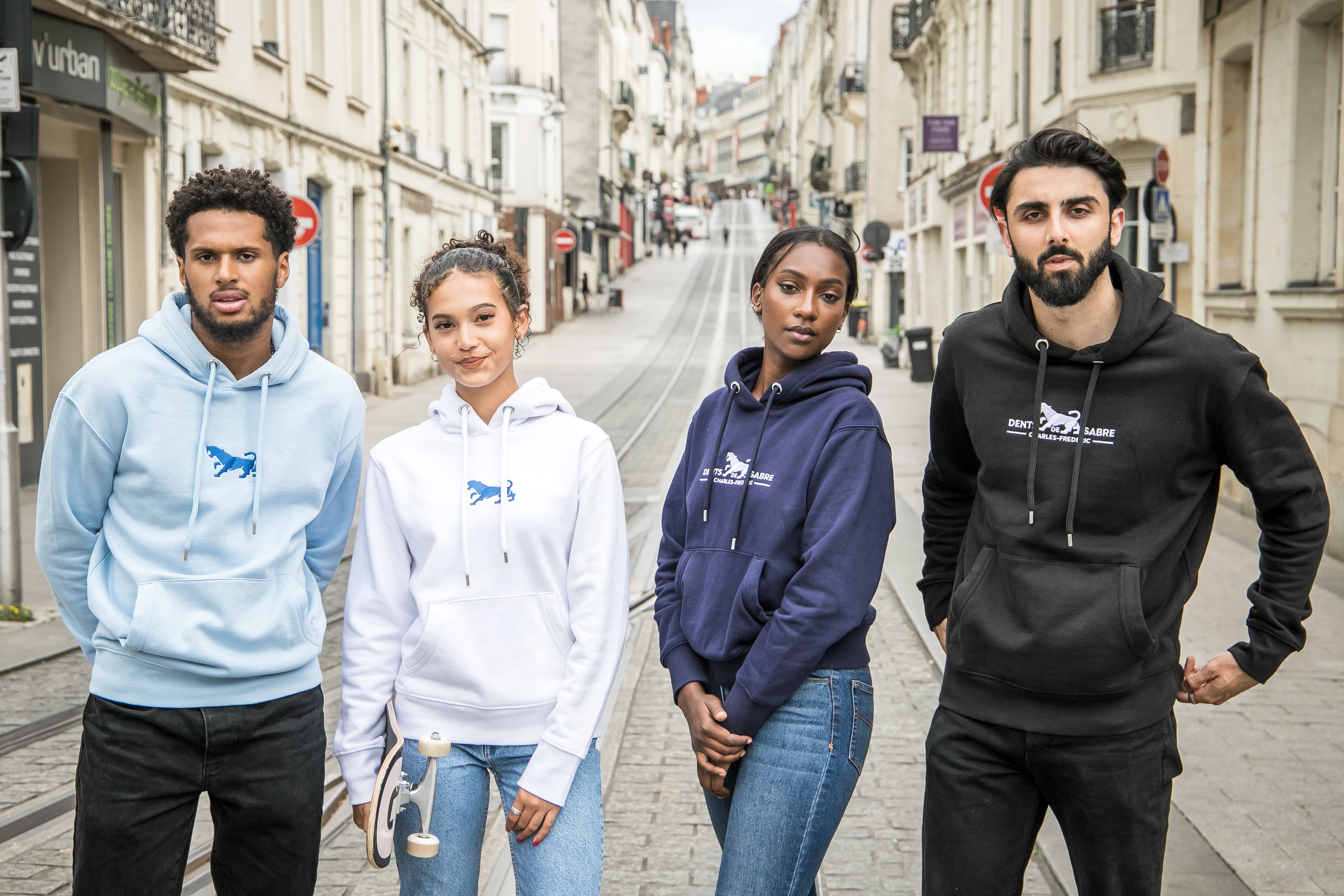 sweat dents de sabre dans une rue française 